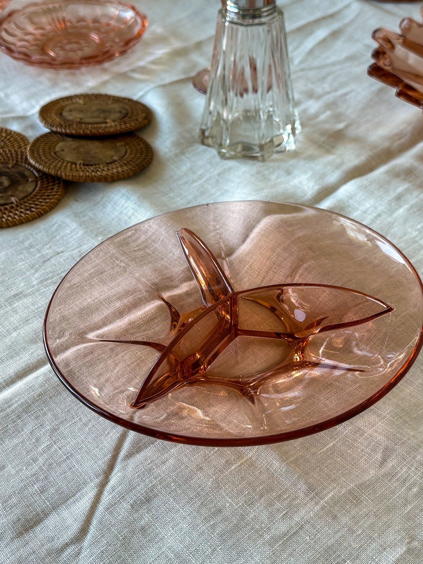 Vintage Rosaline glazen schaal met vakverdeling – roze Art Deco serveerschaal - Ruby Conceptstore