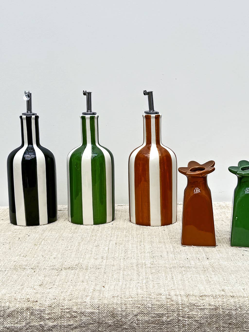 Zwarte design olijfolie fles met strepen - modern statement in je keuken - Ruby Conceptstore