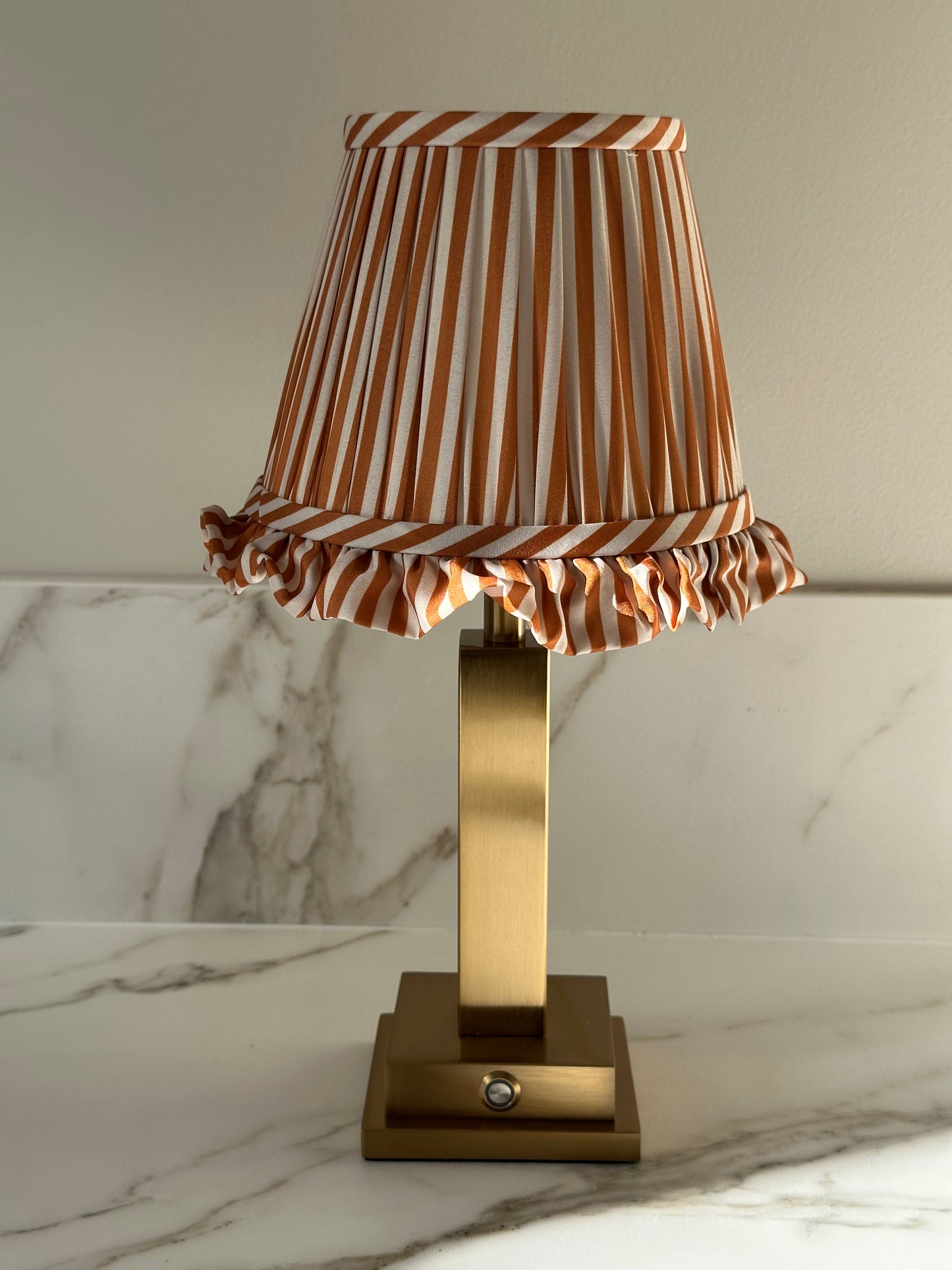 Madeleine – Luxe tafellamp met gestreepte kap en brede voet