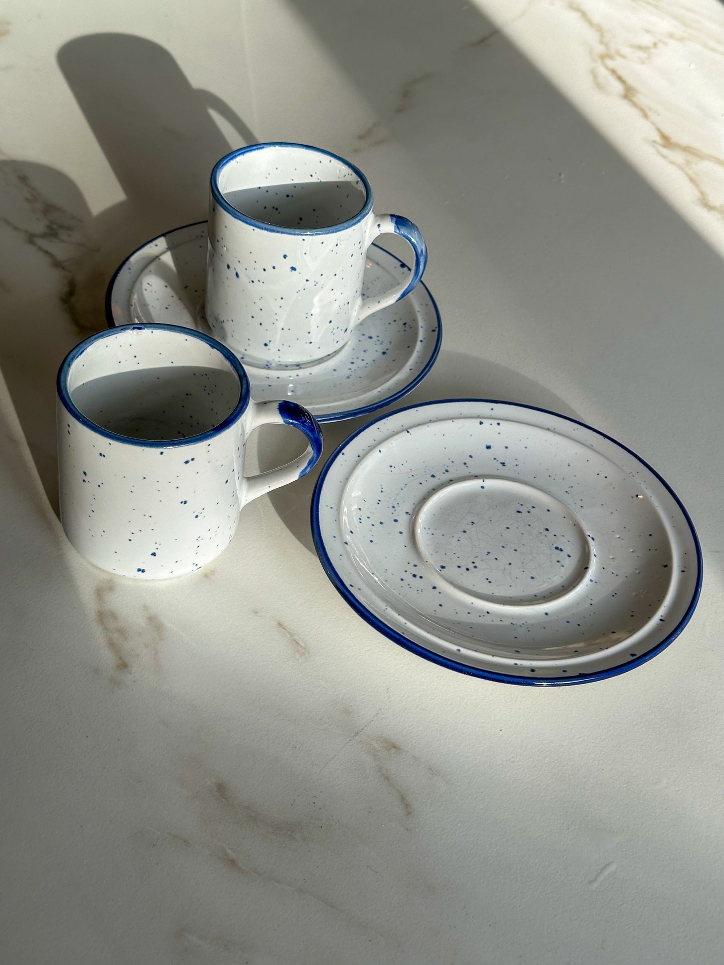 Vintage gespikkelde mokken met schotels – Set van 2 – Wit & Kobaltblauw - Ruby Conceptstore