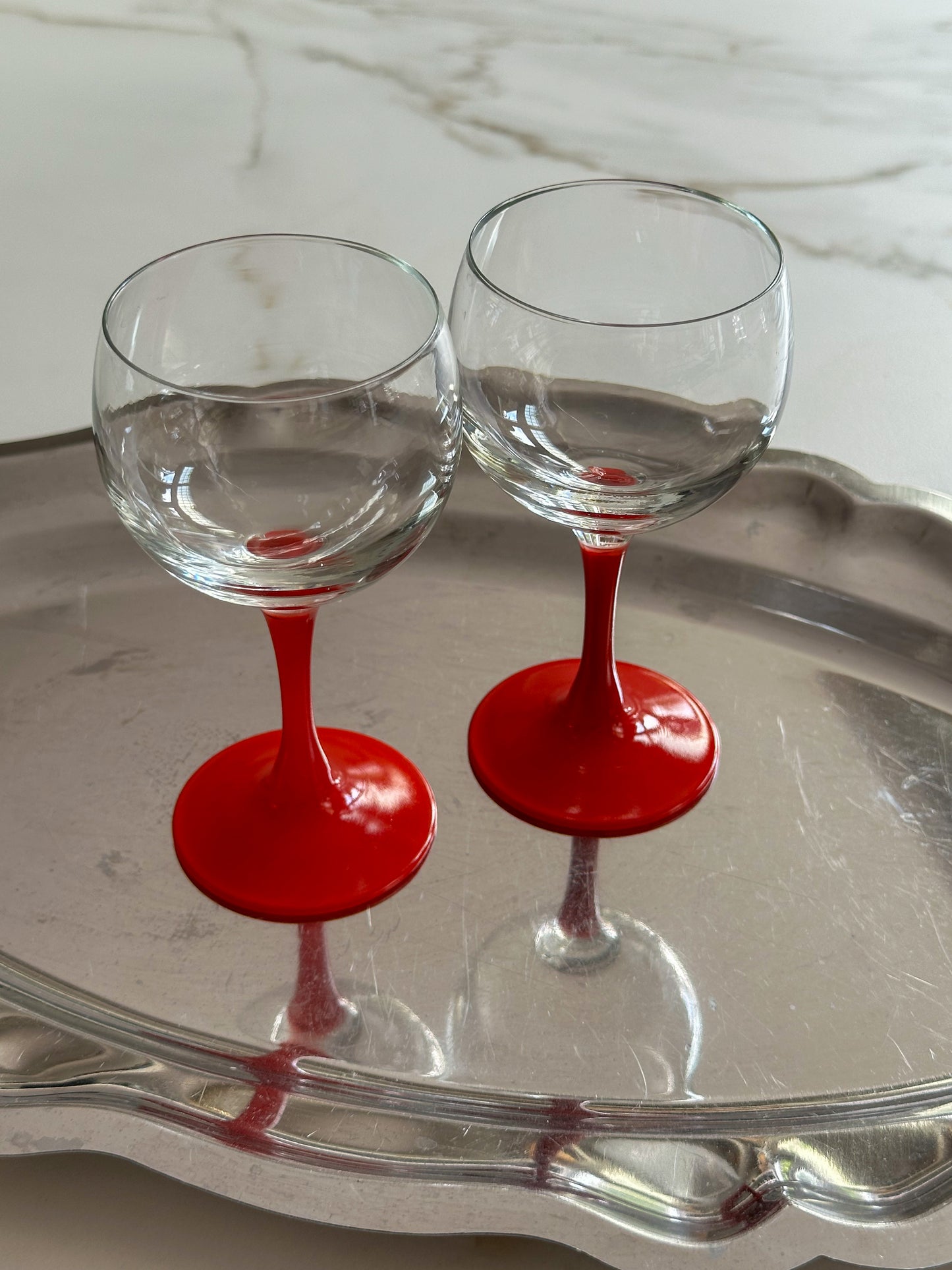 Vintage wijnglazen met rode voet – retro glazen set van 2 - Ruby Conceptstore