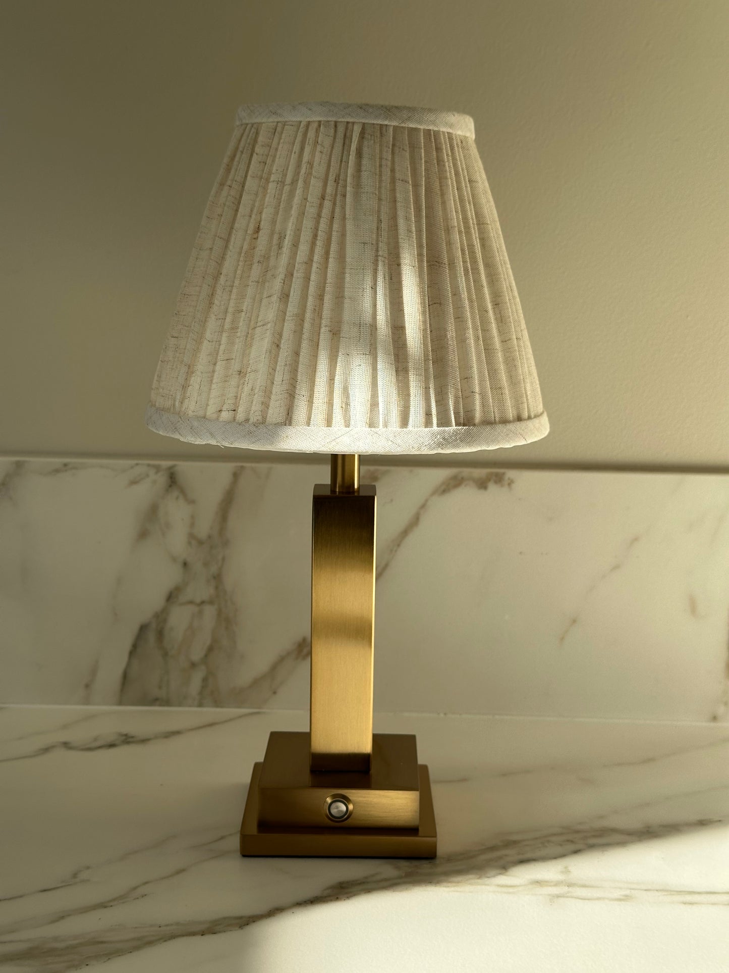 Sorbonne – Draadloze tafellamp met linnen kap en brede voet