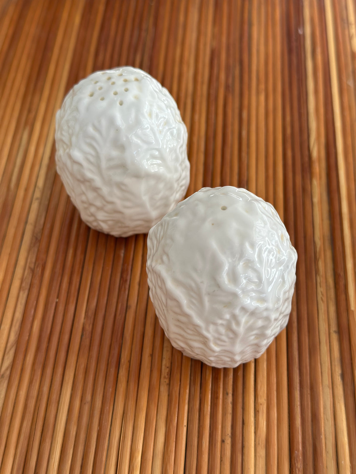 Vintage Keramieken Peper & Zoutstel – Wit Reliëf