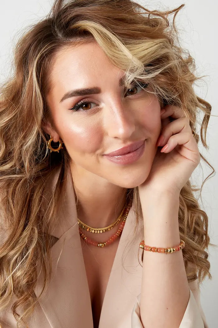 Armband met grote koraal en gouden kralen - RUBY Conceptstore