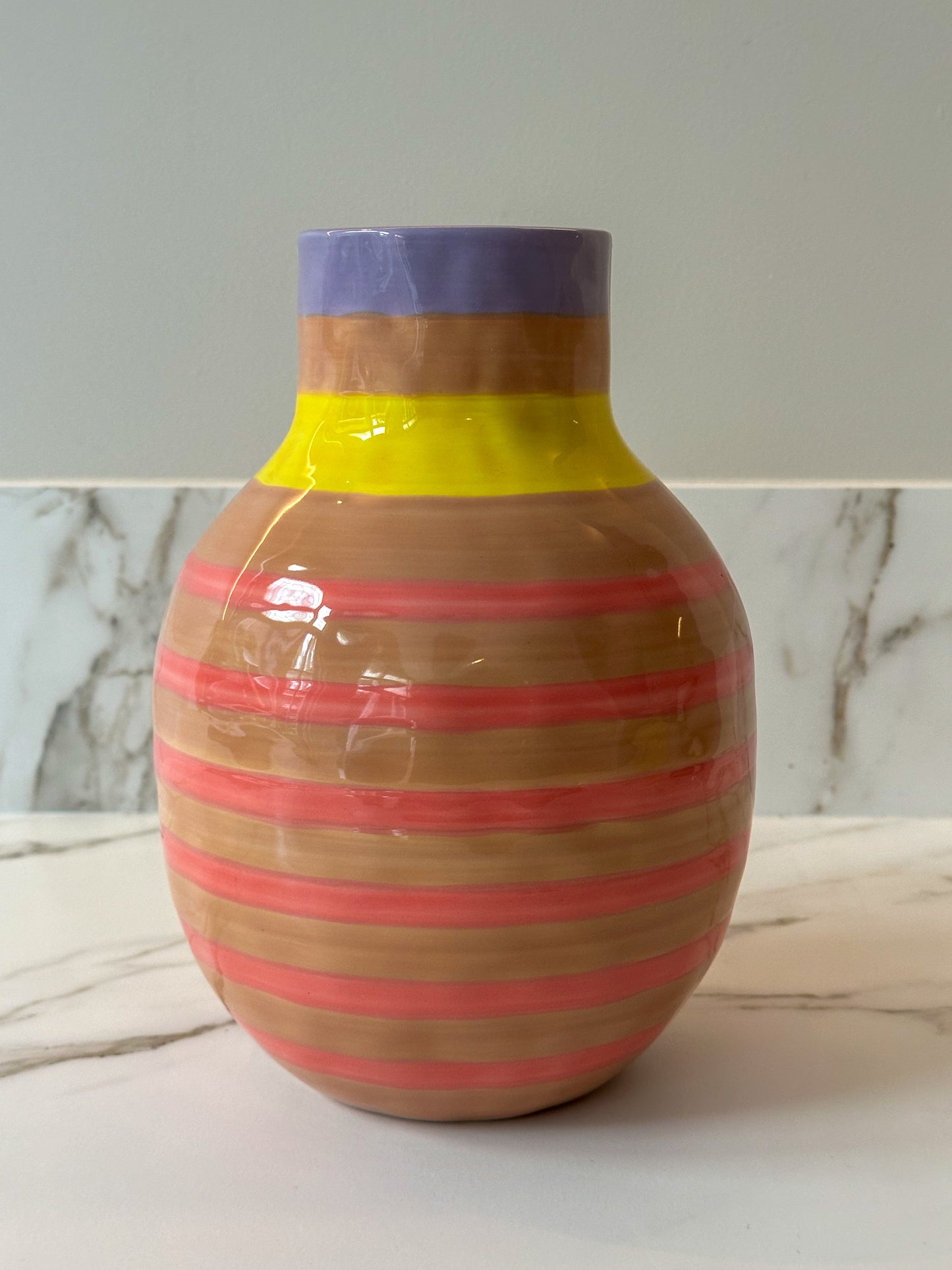 Vaas beige, roze, lila, geel gestreept 26 cm - RUBY Conceptstore