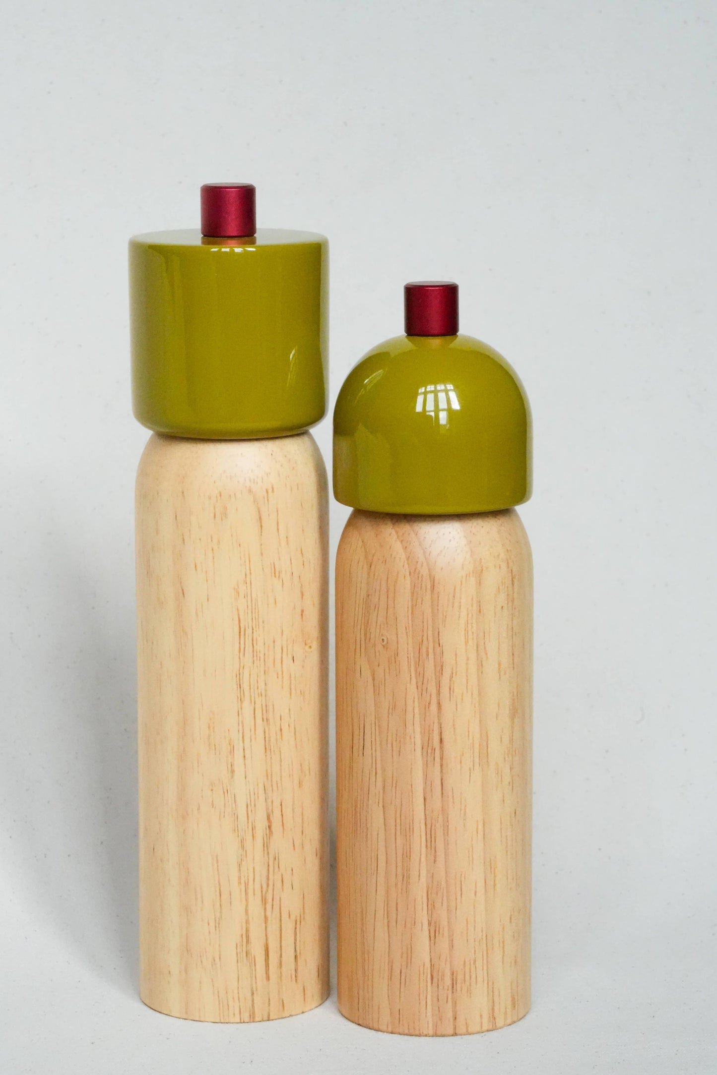 Zout/ pepermolen - olijfgroen & rood: Medium - Ruby Conceptstore