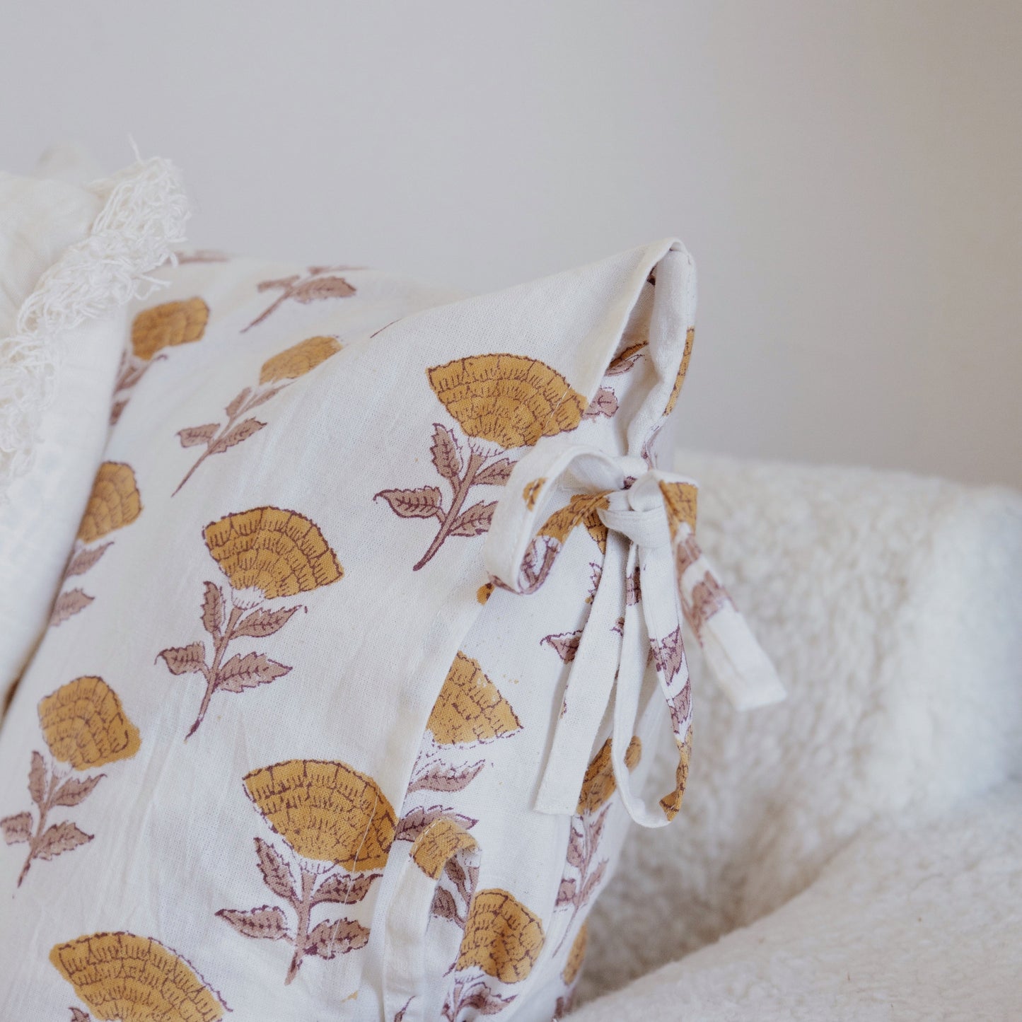 Kussensloop blockprint mosterd bloem - RUBY Conceptstore