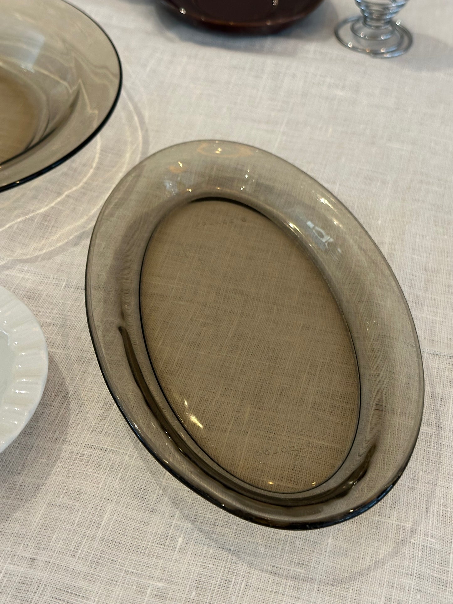 Vintage ovale schaal van rook glas uit Frankrijk - Ruby Conceptstore 