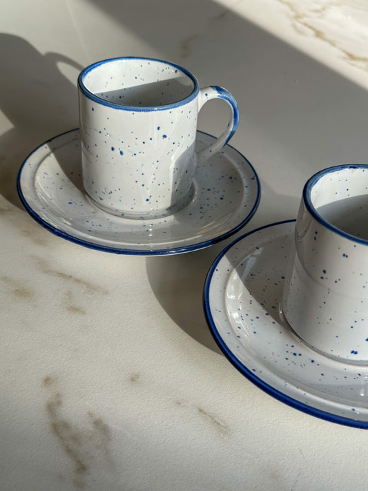 Vintage gespikkelde mokken met schotels – Set van 2 – Wit & Kobaltblauw - Ruby Conceptstore 