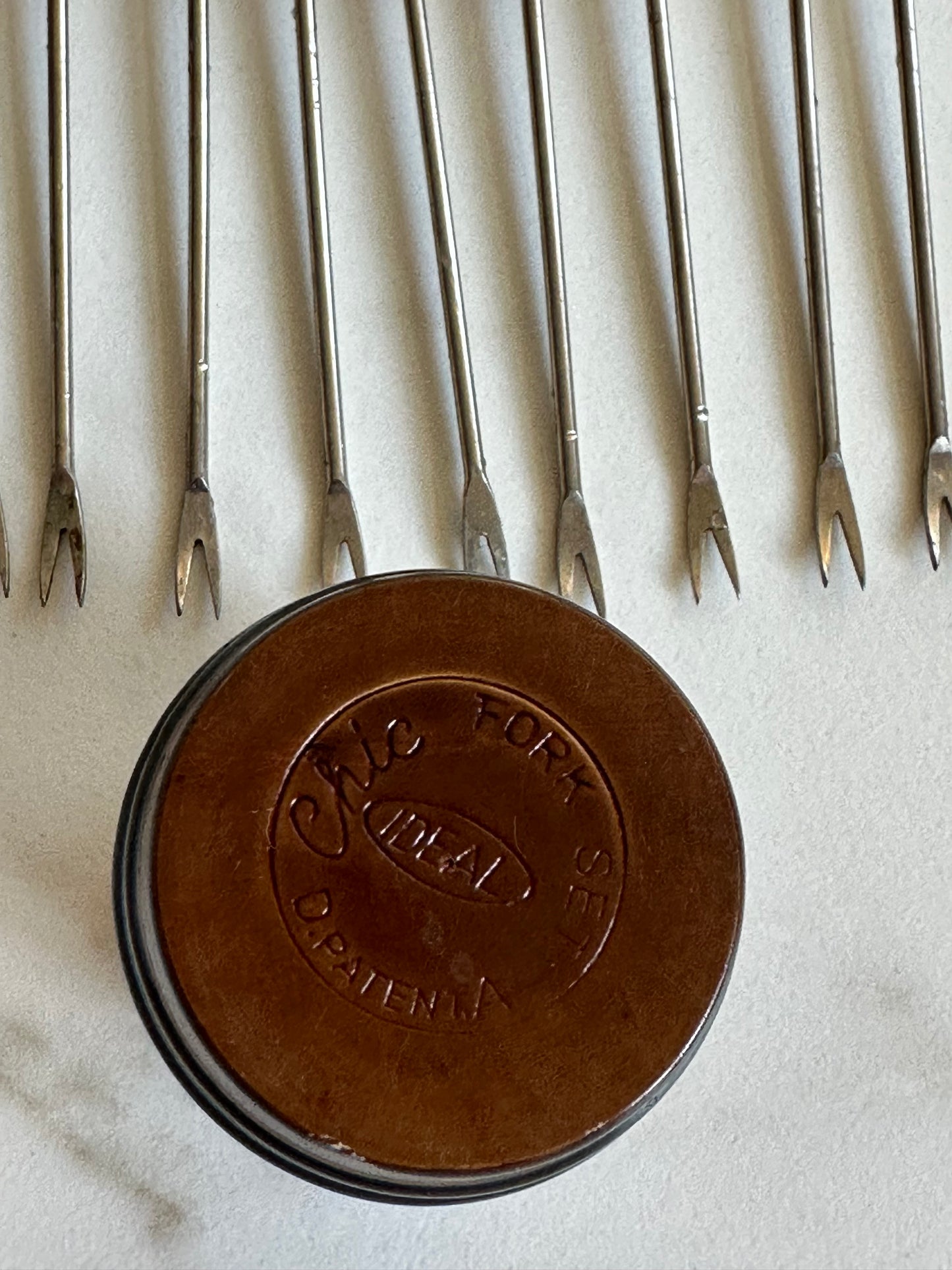 Vintage cocktailvorkjes set – houten tonhouder met 9 borrelprikkers – mid century barware - Ruby Conceptstore 