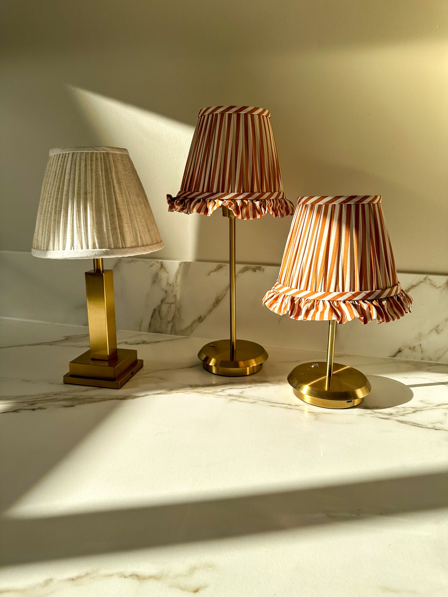 Vendôme – Draadloze hoge tafellamp met gestreepte kap