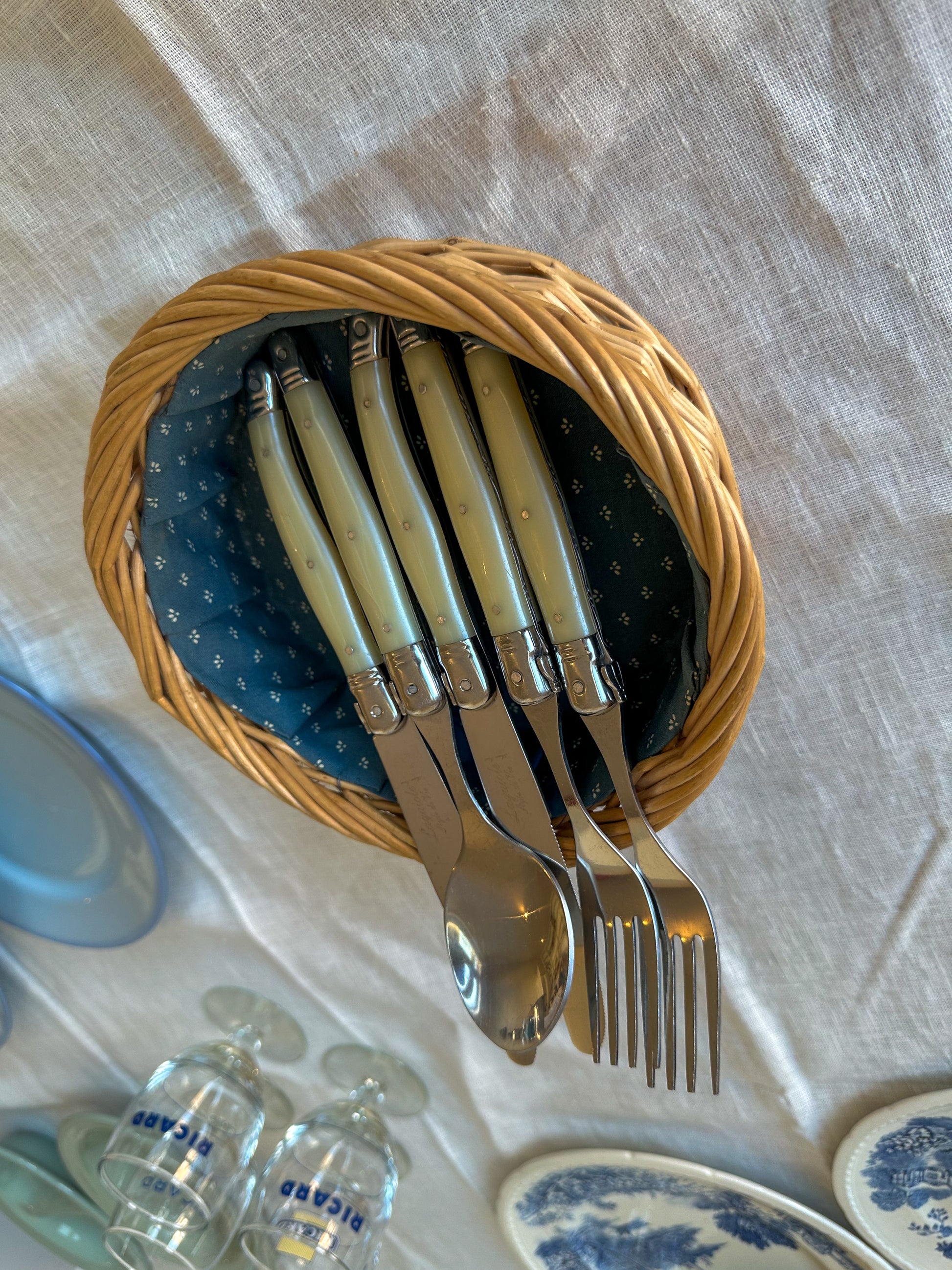 Vintage rieten mandje met blauwe voering – Frans brocante opbergmandje - Ruby Conceptstore 