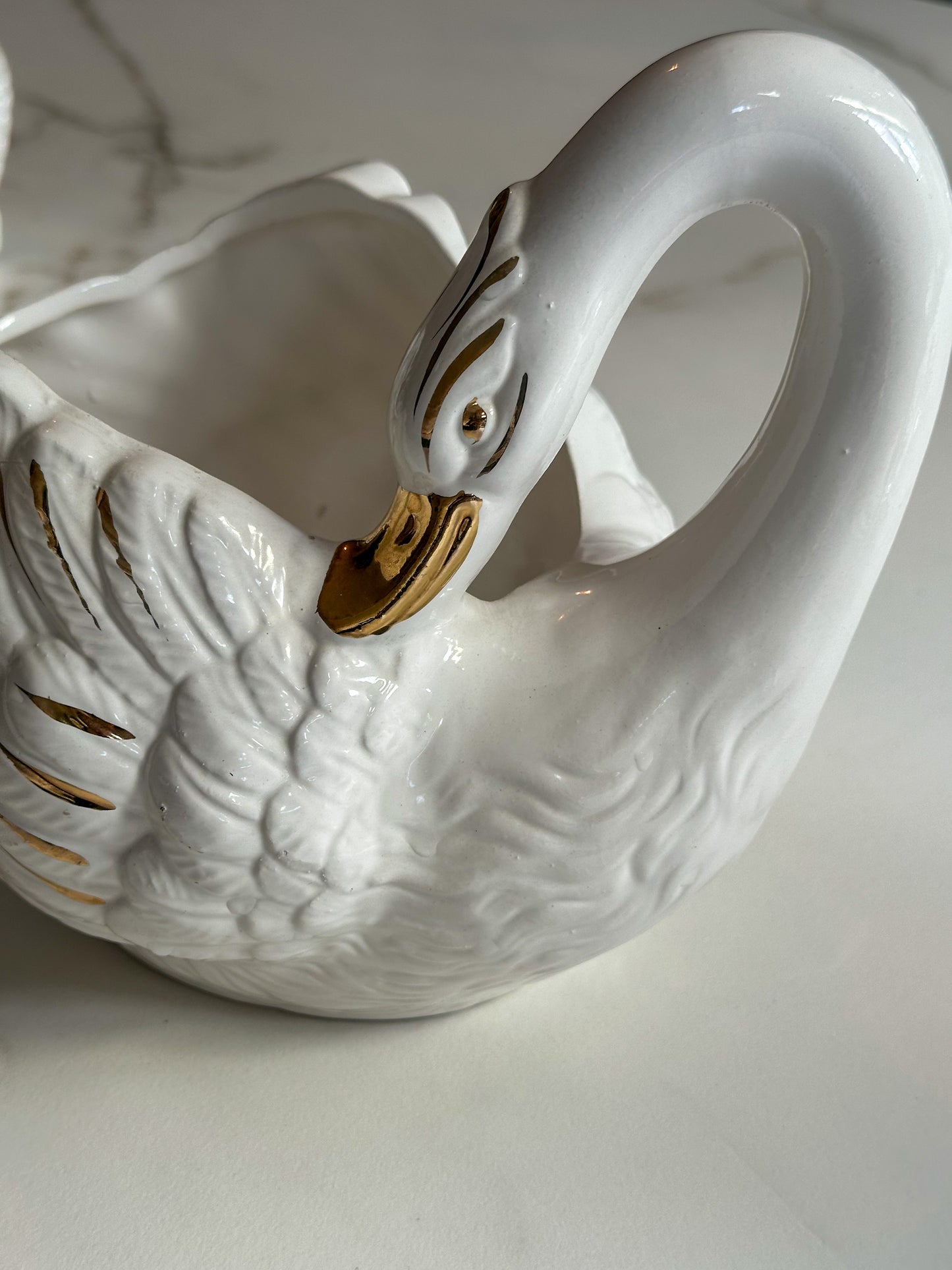 Vintage Grote Zwaan Schaal – Wit Porselein met Gouden Details – Brocante - Ruby Conceptstore 