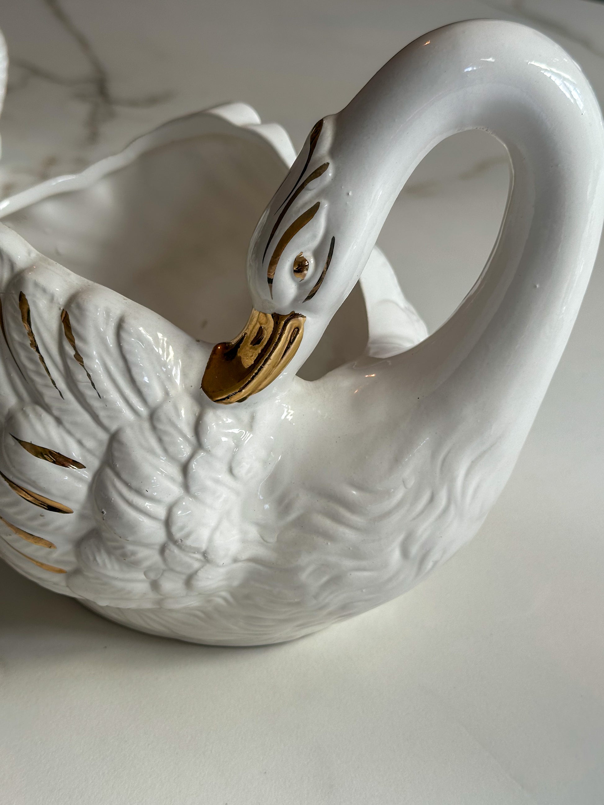 Vintage Grote Zwaan Schaal – Wit Porselein met Gouden Details – Brocante - Ruby Conceptstore 