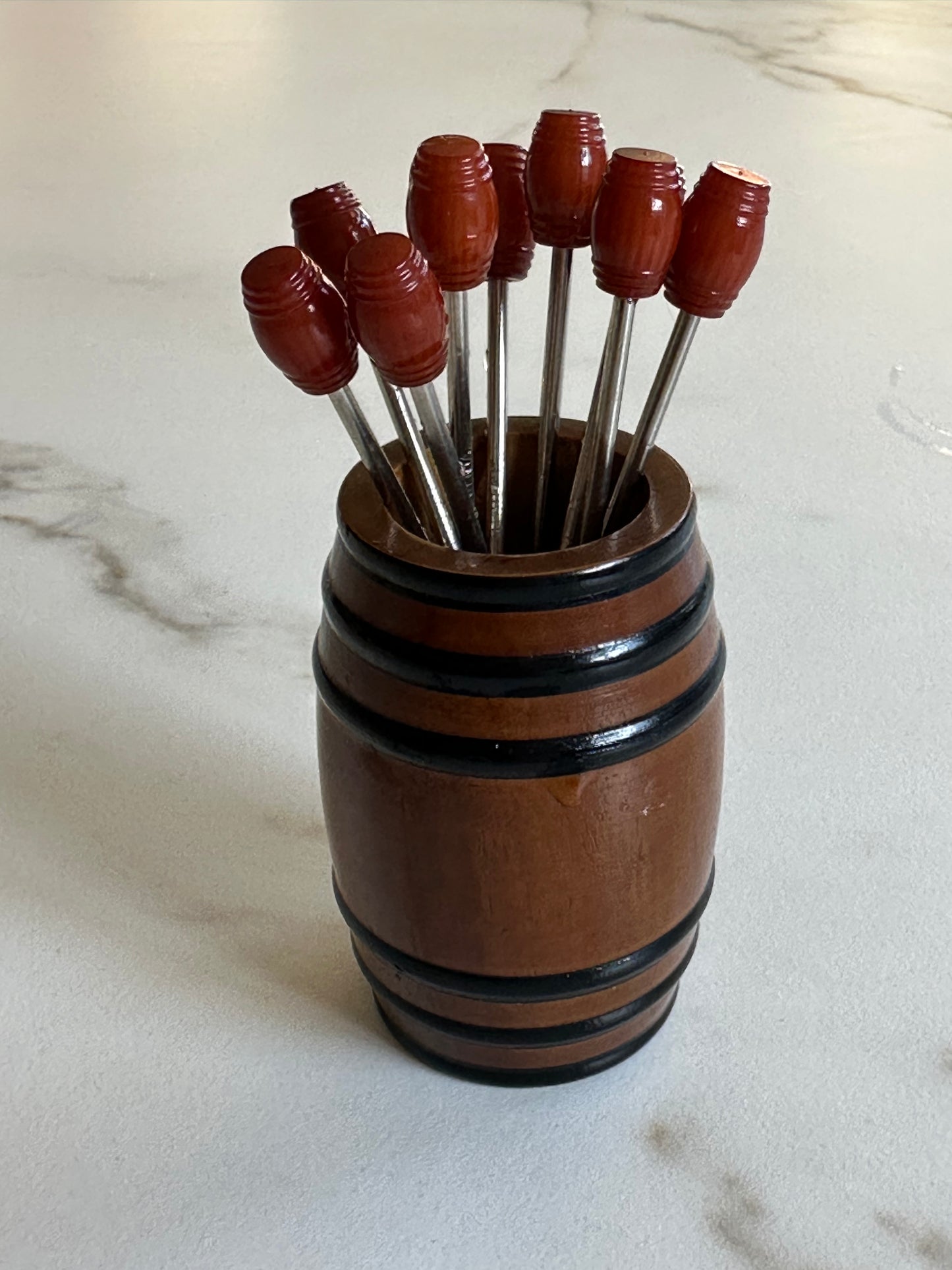 Vintage cocktailvorkjes set – houten tonhouder met 9 borrelprikkers – mid century barware - Ruby Conceptstore 
