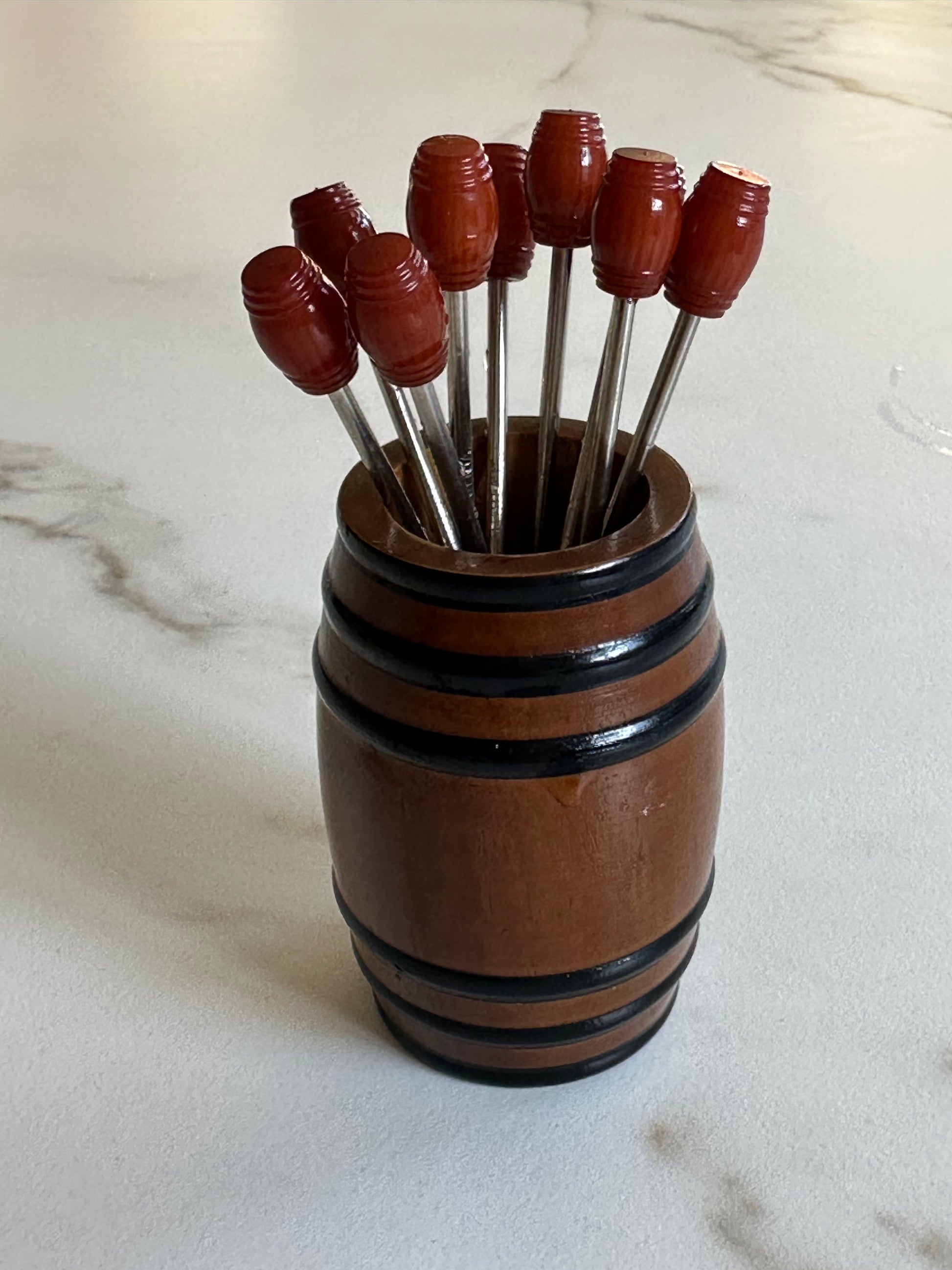 Vintage cocktailvorkjes set – houten tonhouder met 9 borrelprikkers – mid century barware - Ruby Conceptstore 