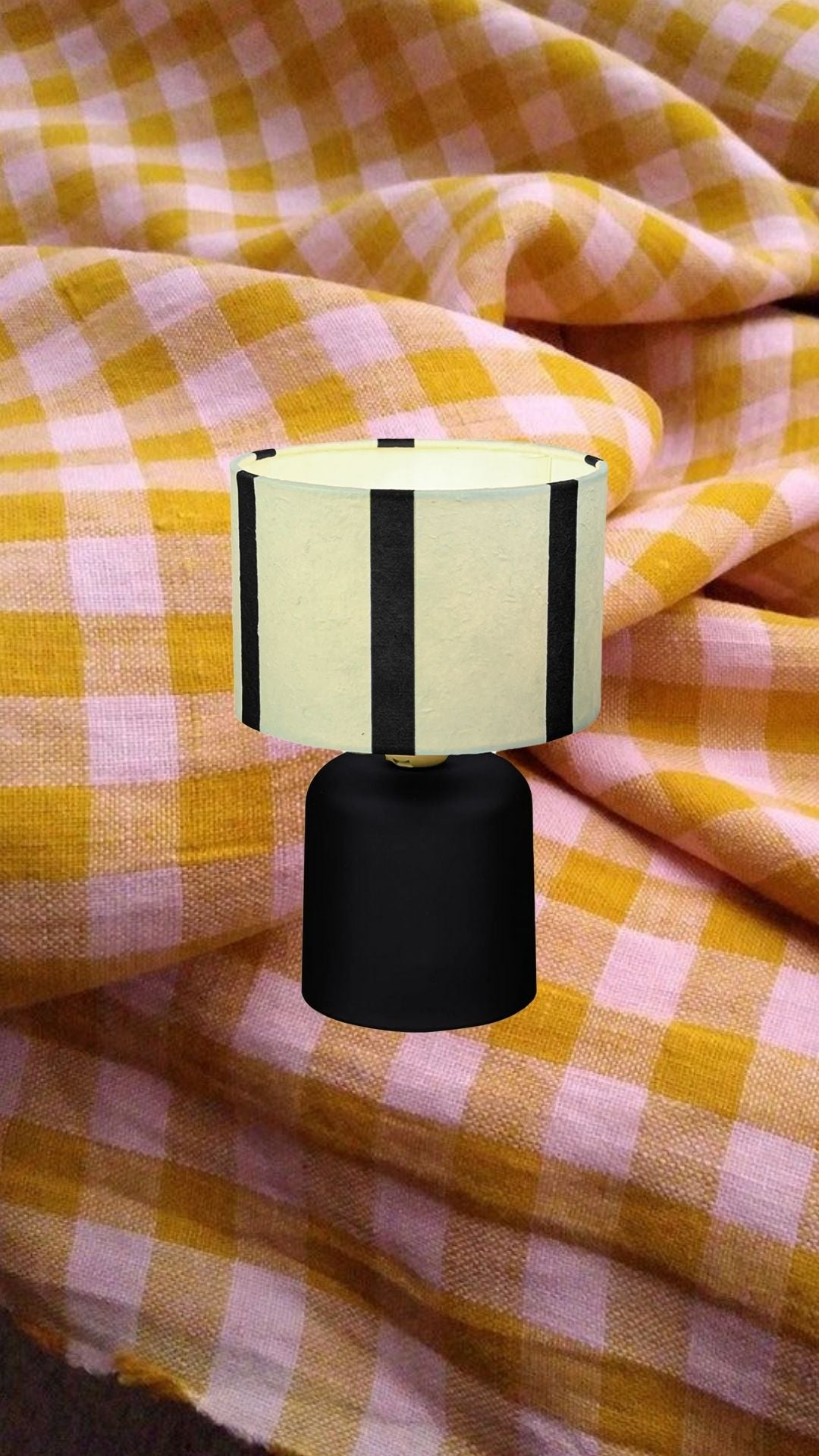 Zwarte gestreepte LED tafellamp op batterijen