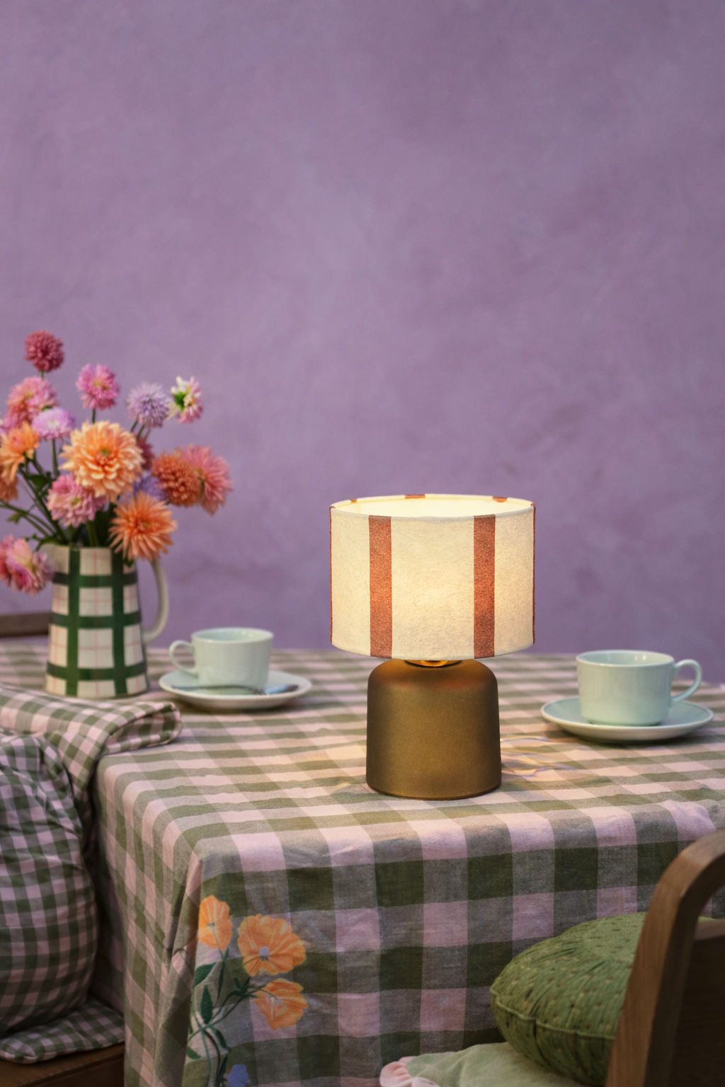 Bruine LED Tafellamp – Gestreepte Lampenkap | Trendy Draadloze Sfeerverlichting