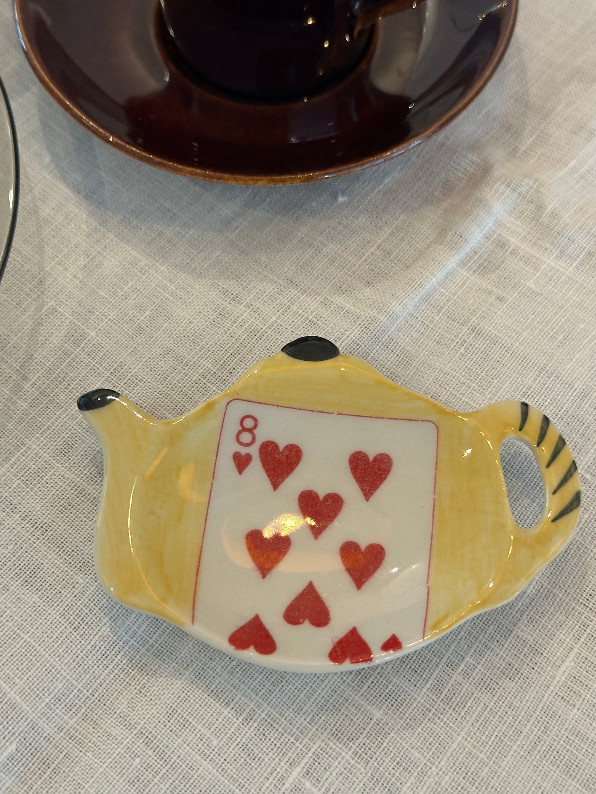 Handbeschilderd schaaltje – Vic’s Handpainted – theepot vorm – playing cards - Ruby Conceptstore 