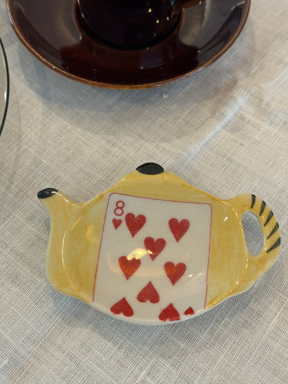 Handbeschilderd schaaltje – Vic’s Handpainted – theepot vorm – playing cards - Ruby Conceptstore 
