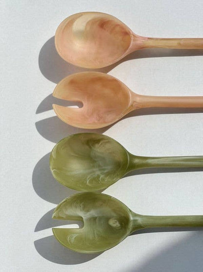 MÆGEN saladebestekset van hars in gemarmerd olijfgroen - Ruby Conceptstore 