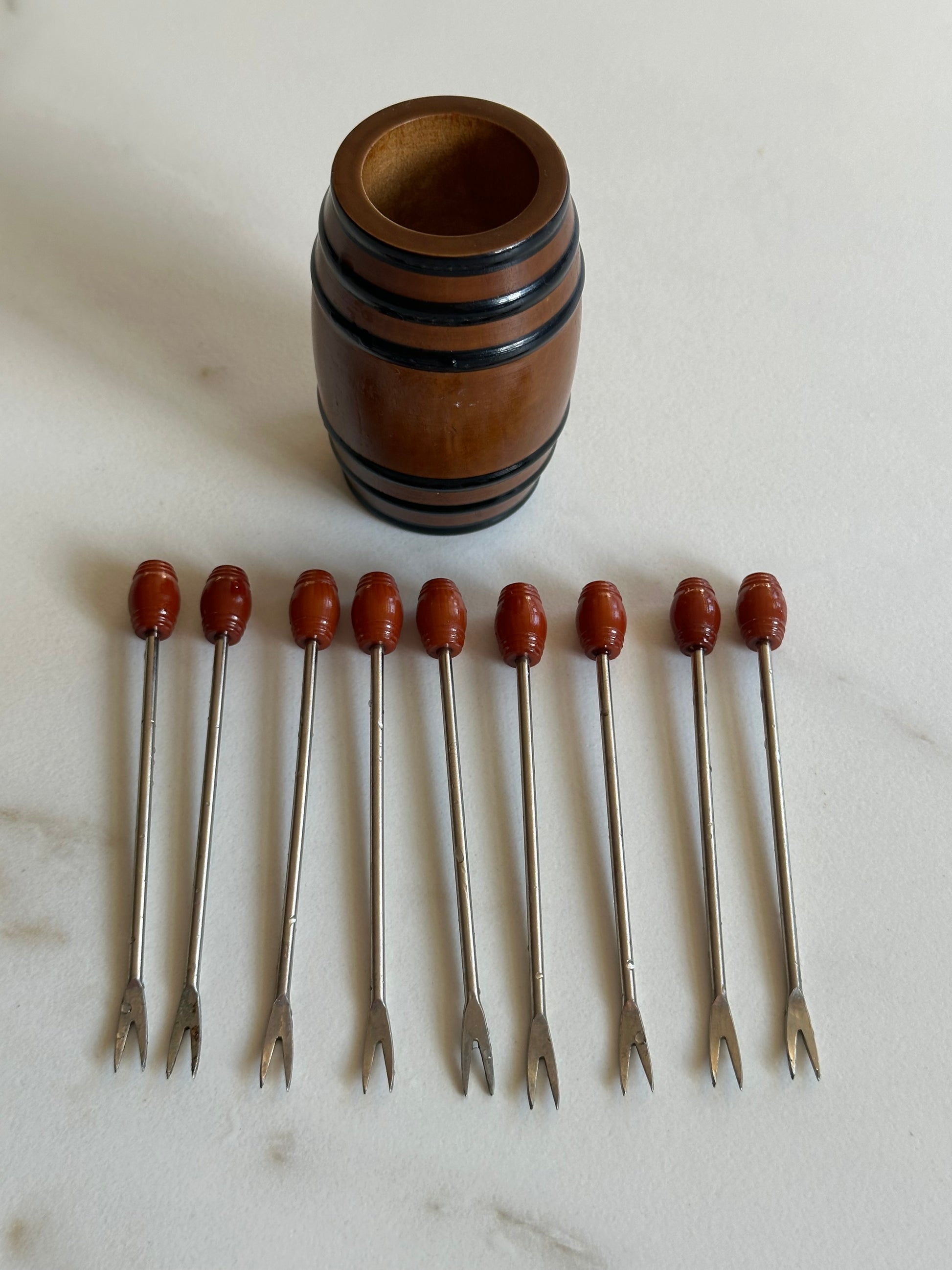 Vintage cocktailvorkjes set – houten tonhouder met 9 borrelprikkers – mid century barware - Ruby Conceptstore 