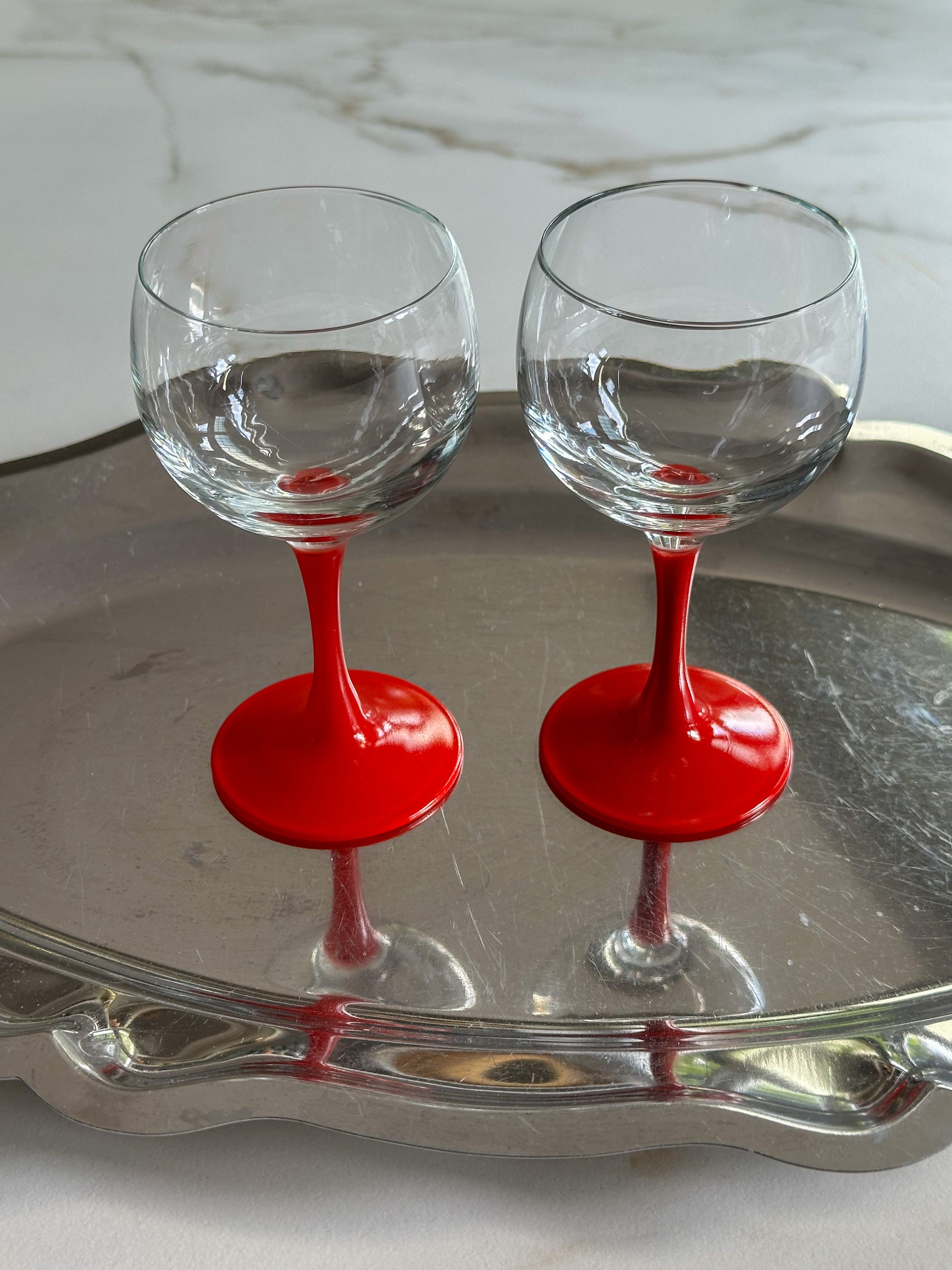 Vintage wijnglazen met rode voet – retro glazen set van 2 - Ruby Conceptstore 