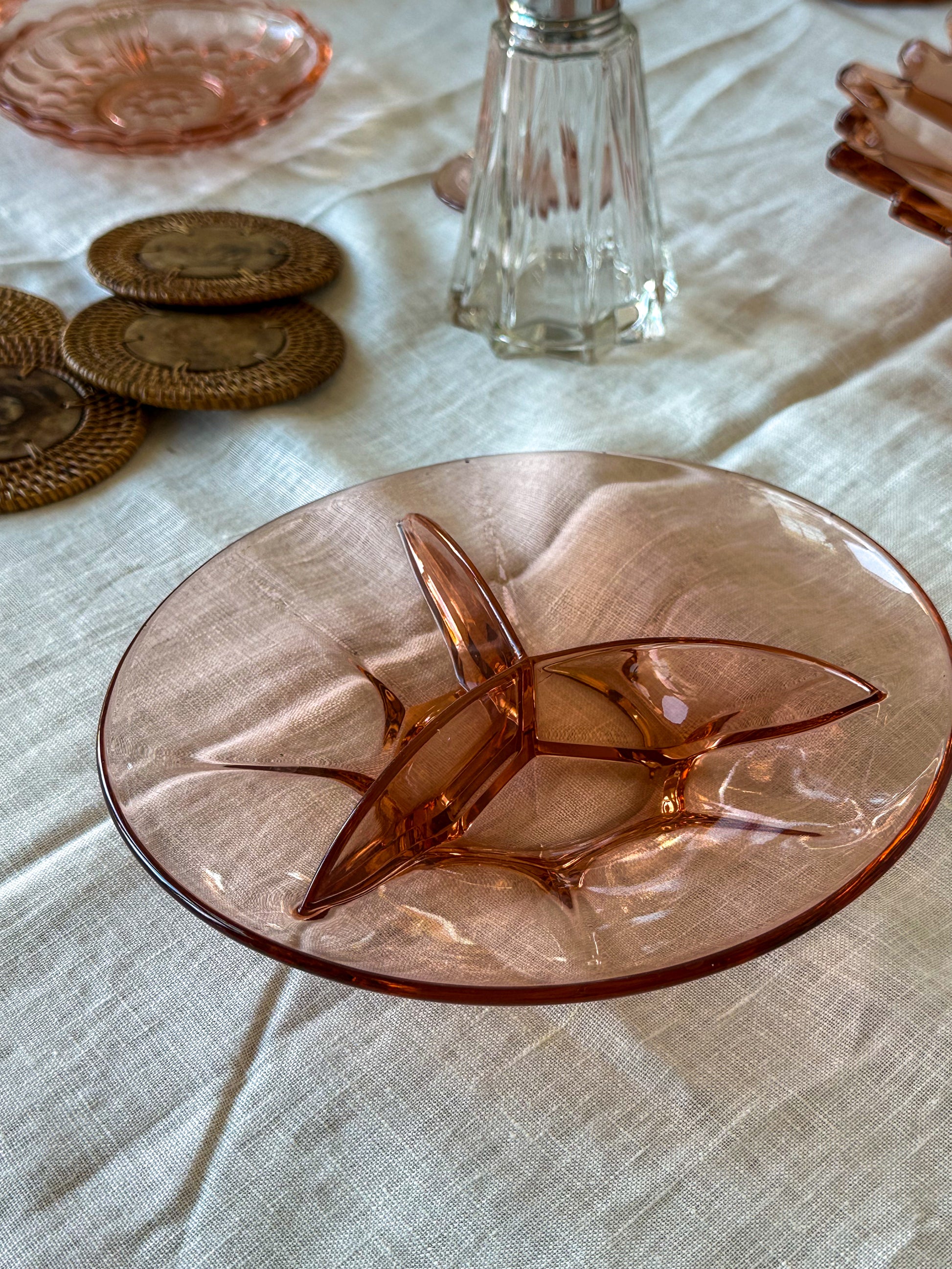 Vintage Rosaline glazen schaal met vakverdeling – roze Art Deco serveerschaal - Ruby Conceptstore 