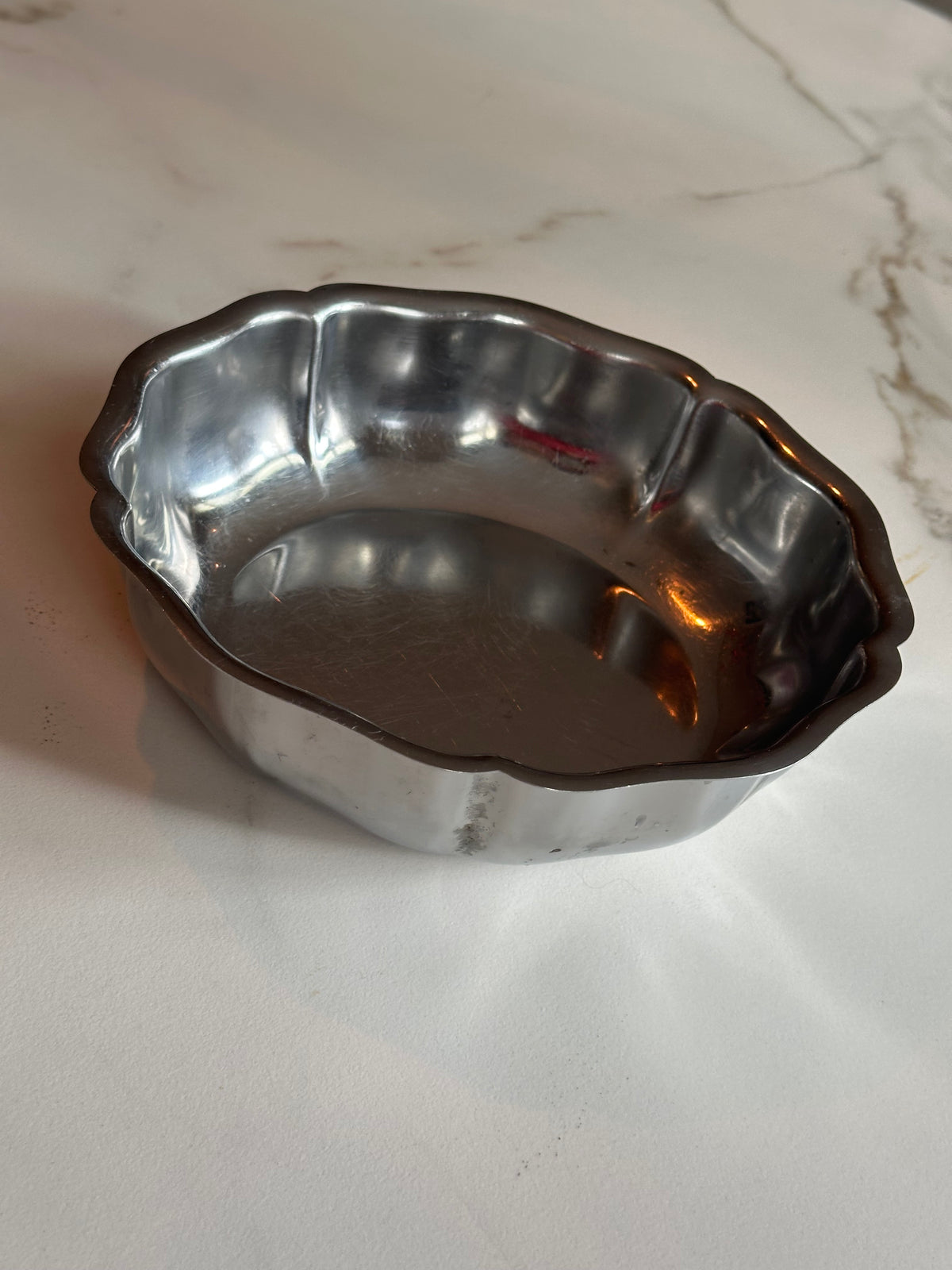 Vintage RVS Schaal met Sierlijke Rand 22 cm | Ruby Conceptstore