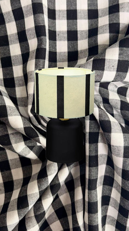 Zwarte gestreepte LED tafellamp op batterijen