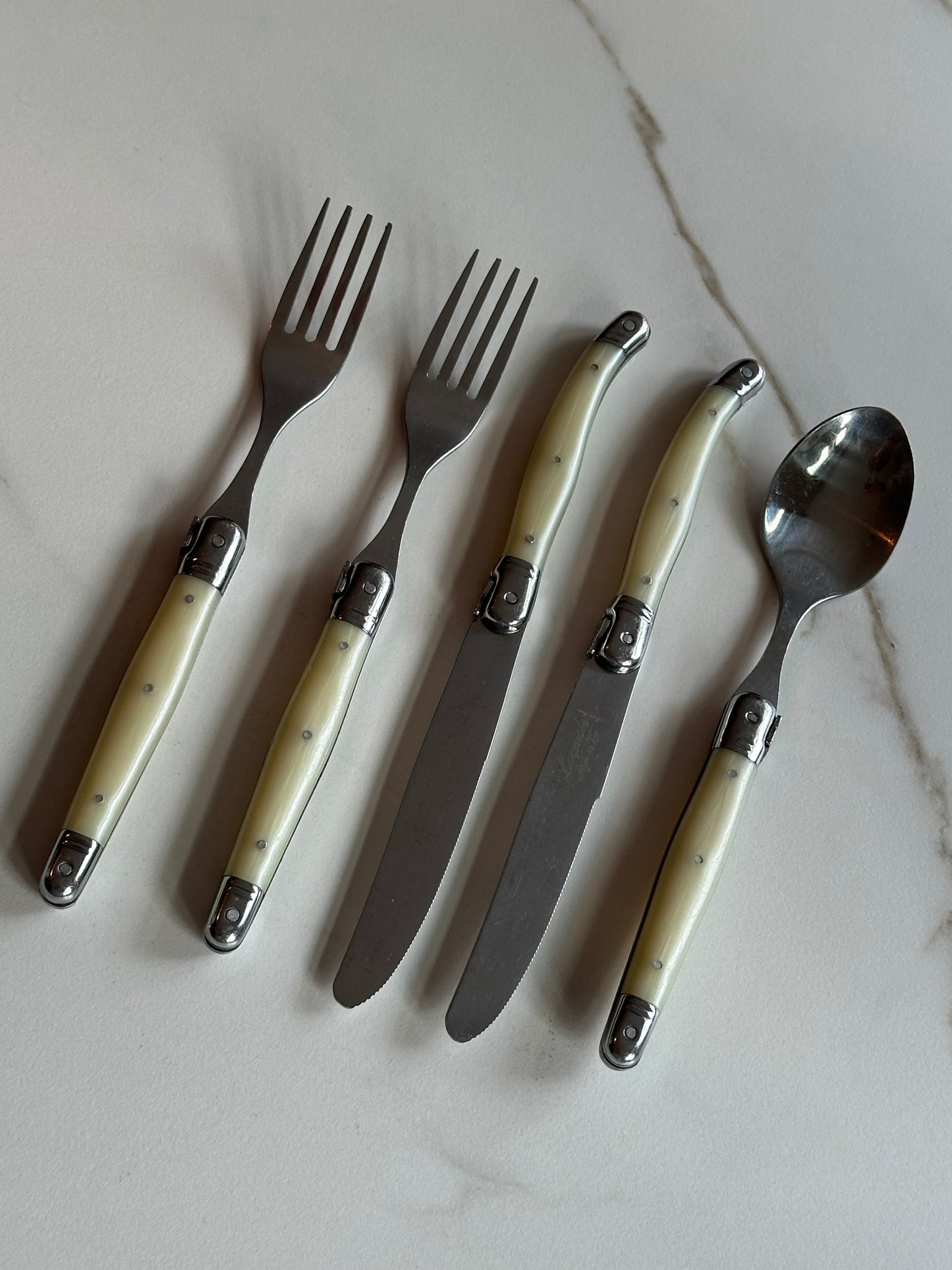 Laguiole Style de Vie Premium Line bestek set parelmoer – 5-delig – Frans bistro bestek - Ruby Conceptstore 