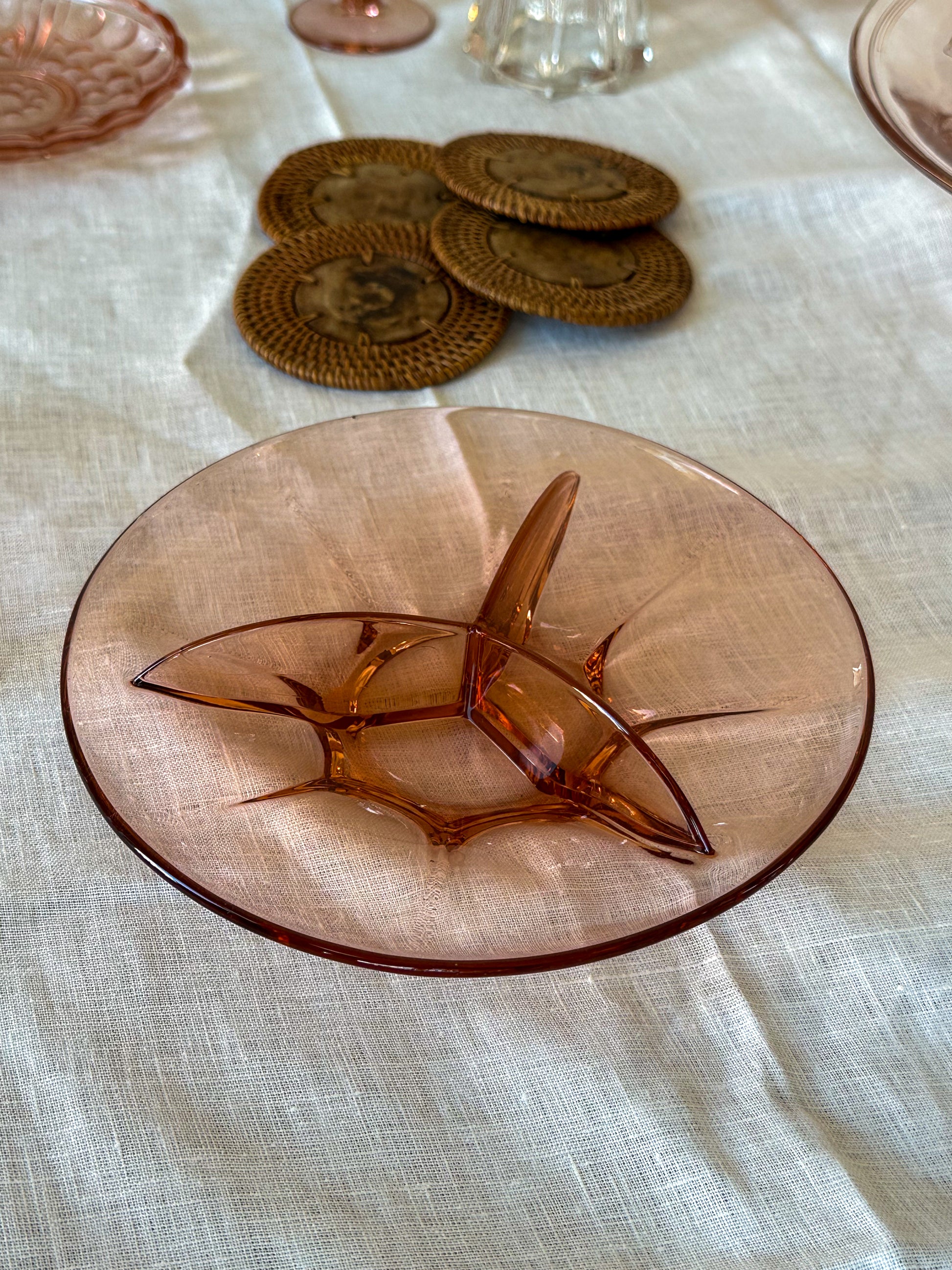 Vintage Rosaline glazen schaal met vakverdeling – roze Art Deco serveerschaal - Ruby Conceptstore 