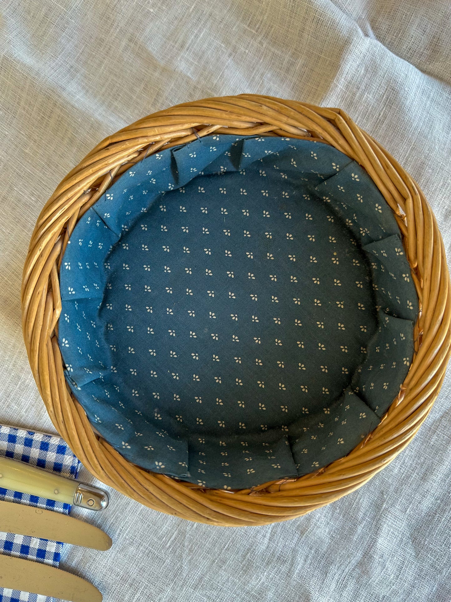 Vintage rieten mandje met blauwe voering – Frans brocante opbergmandje - Ruby Conceptstore 