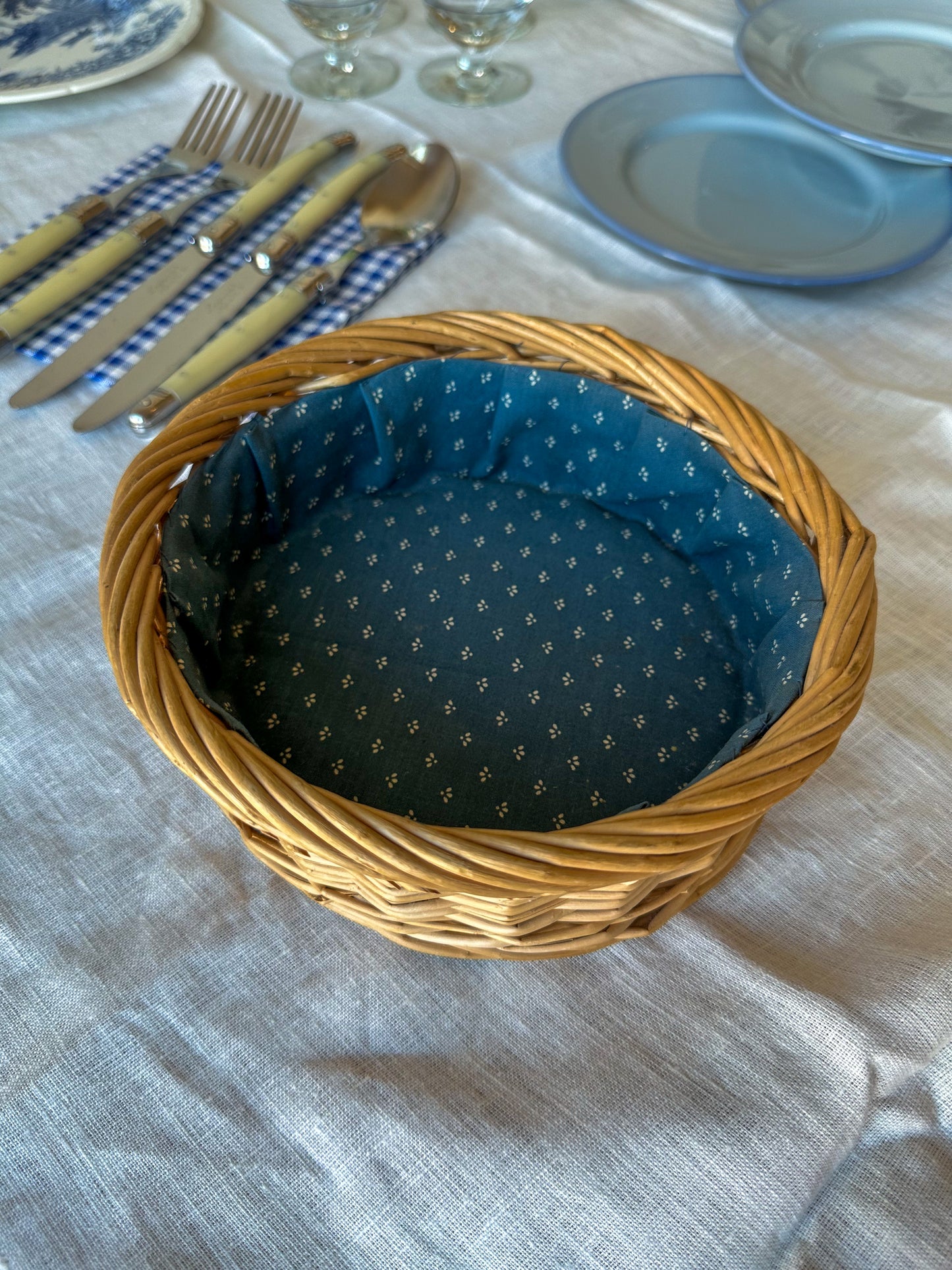 Vintage rieten mandje met blauwe voering – Frans brocante opbergmandje - Ruby Conceptstore 