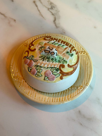 Vintage Camembert Kaasstolp met Bordje – Keramiek