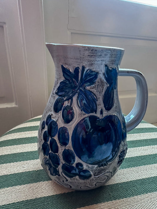 Grote vintage Scheurich vaas/karaf 414-20 – West Germany keramiek met blauw fruitdecor - Ruby Conceptstore 