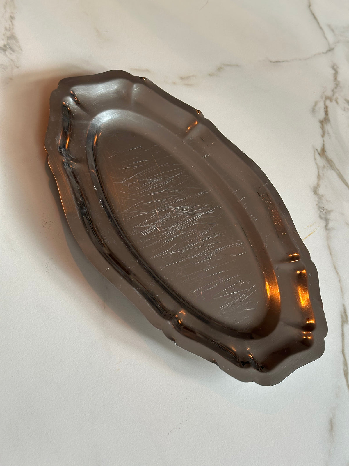 Vintage RVS Serveerschaal met Sierlijke Rand – 36 cm