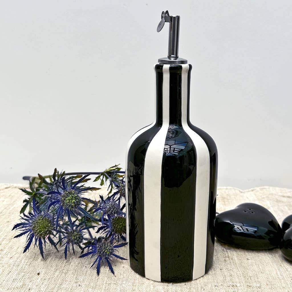Zwarte design olijfolie fles met strepen - modern statement in je keuken