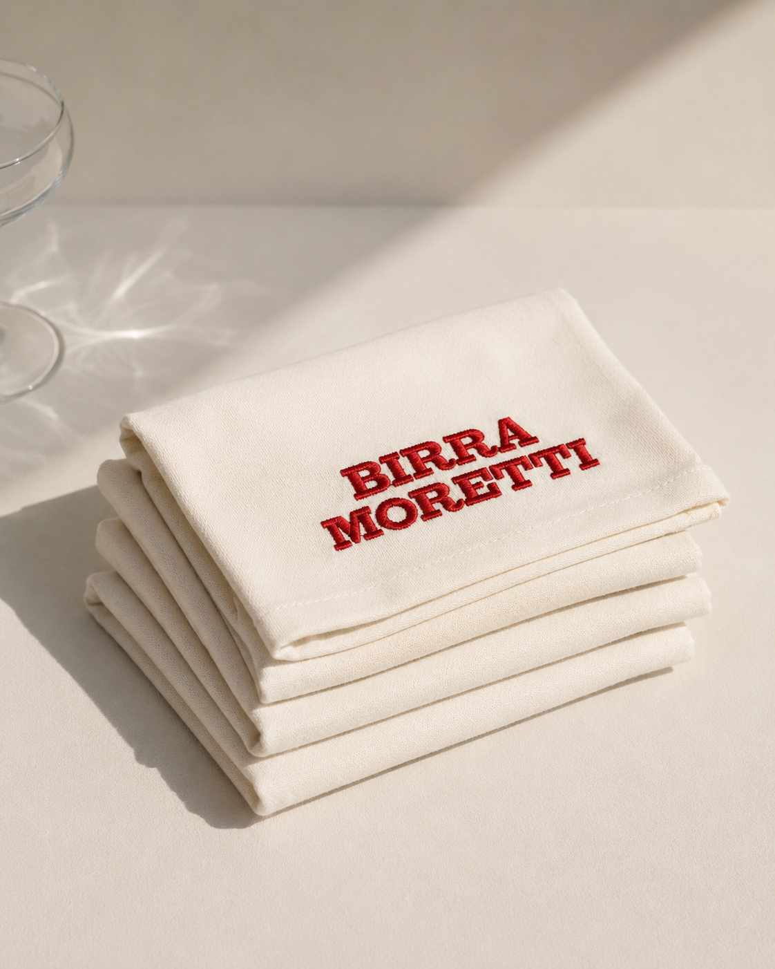 Vintage luxe Katoenen Servetten Birra Moretti – Wit met Rood Logo – Set van 4 - Ruby Conceptstore 