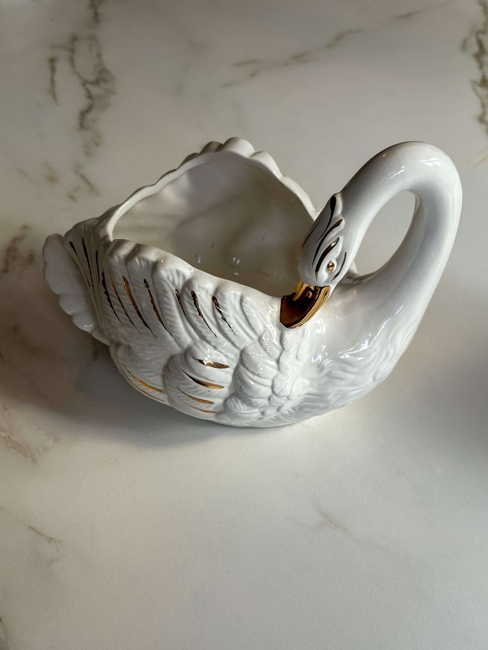 Vintage Grote Zwaan Schaal – Wit Porselein met Gouden Details – Brocante - Ruby Conceptstore 