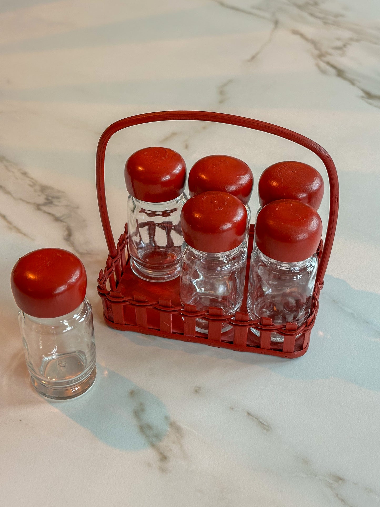 Vintage Kruidenpotjes Set in Rood Rekje – Jaren 60/70 - Ruby Conceptstore 