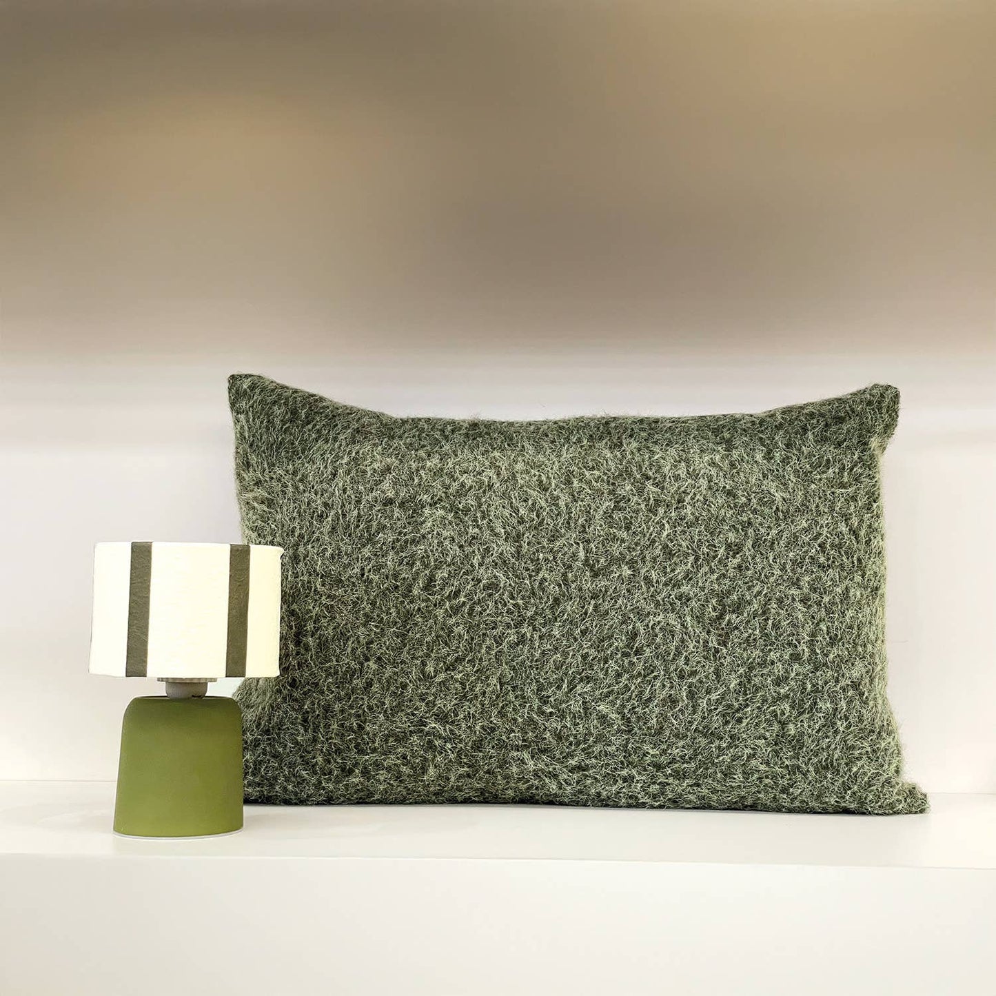 Kaki LED Tafellamp – Gestreepte Kap | Trendy Draadloze Sfeerverlichting