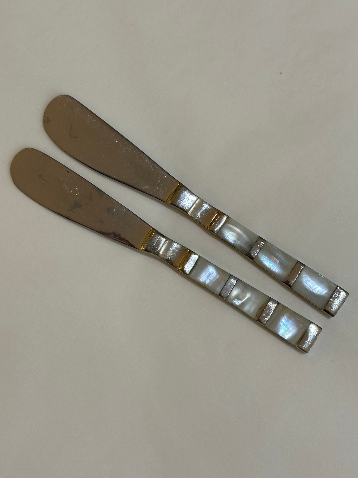 Set van 2 vintage parelmoer smeermessen – luxe botermesjes - Ruby Conceptstore 