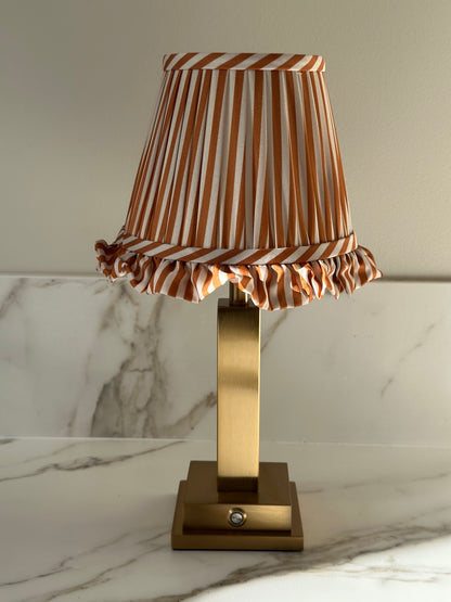 Madeleine – Luxe tafellamp met gestreepte kap en brede voet