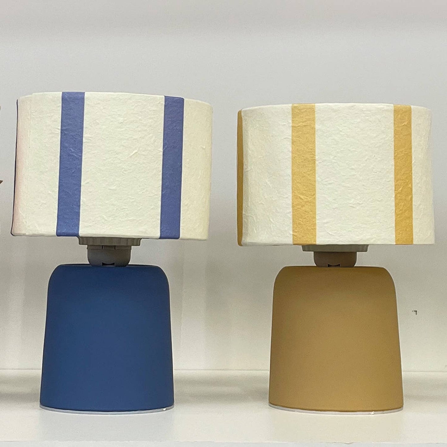 Bruine LED Tafellamp – Gestreepte Lampenkap | Trendy Draadloze Sfeerverlichting