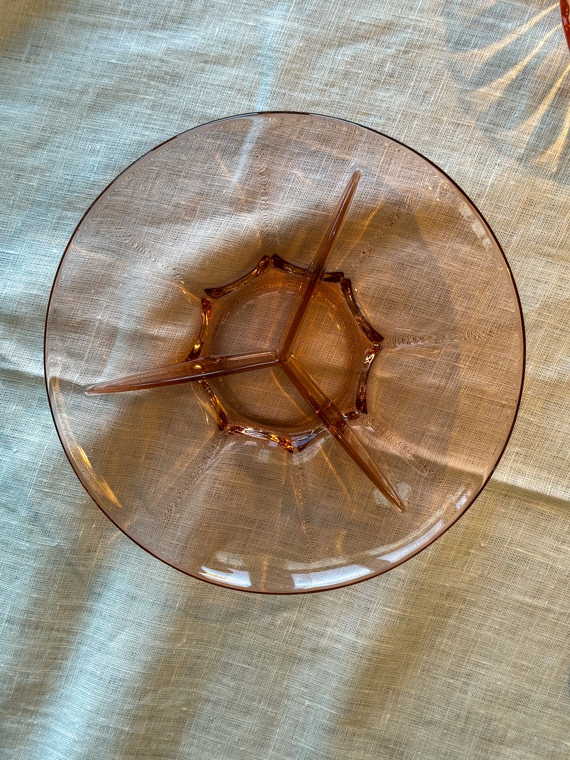Vintage Rosaline glazen schaal met vakverdeling – roze Art Deco serveerschaal - Ruby Conceptstore 