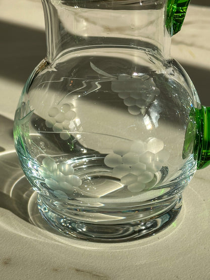 Vintage zware glazen Wijnkan met groene handgreep & druivenmotief - Ruby Conceptstore 