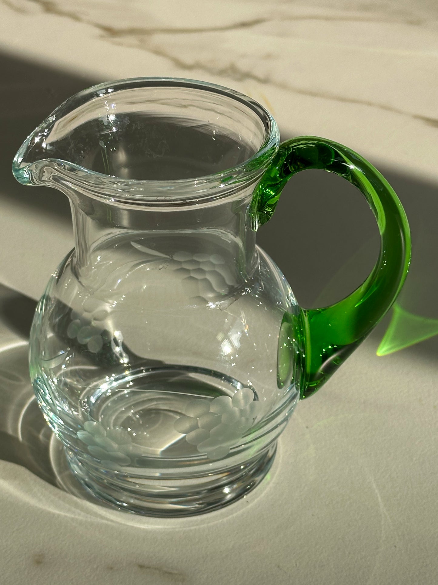 Vintage zware glazen Wijnkan met groene handgreep & druivenmotief - Ruby Conceptstore 