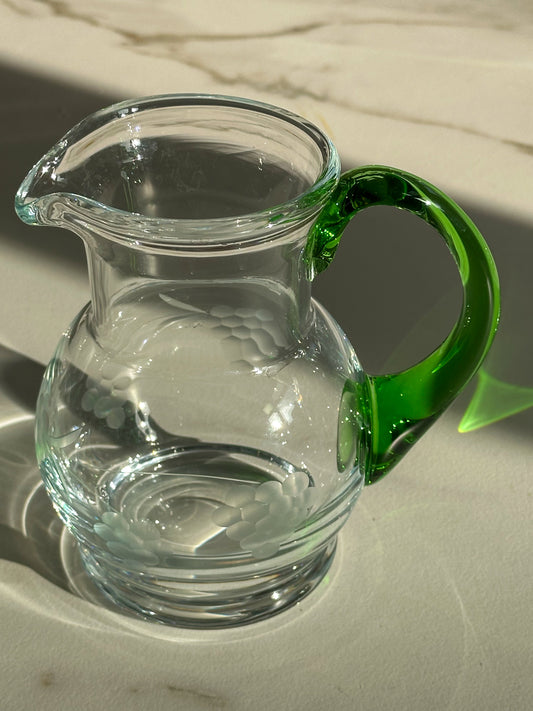 Vintage zware glazen Wijnkan met groene handgreep & druivenmotief - Ruby Conceptstore 
