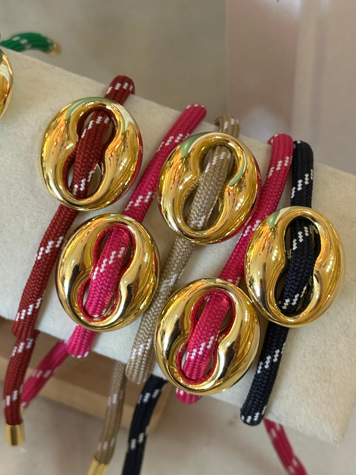 Bean Bracelet Gold – Verstelbare touwarmband met gouden bean - Ruby Conceptstore 
